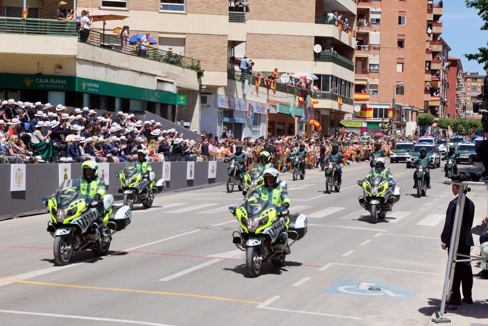 Las distintas unidades han marcado el paso por la avenida de Juan XXIII de Huesca.