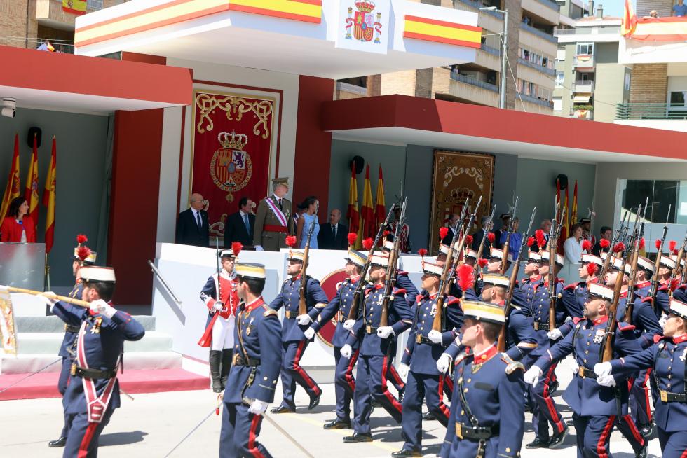 Las distintas unidades han marcado el paso por la avenida de Juan XXIII de Huesca.