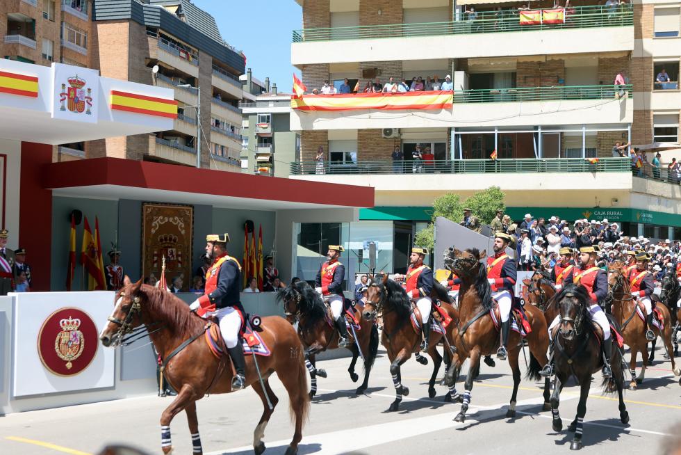 Las distintas unidades han marcado el paso por la avenida de Juan XXIII de Huesca.