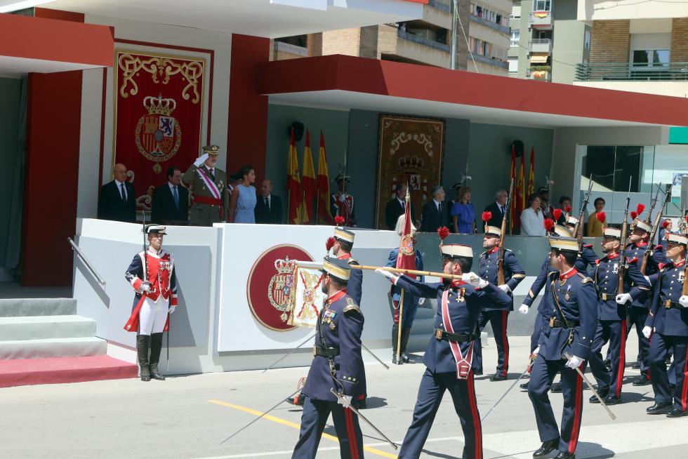 Las distintas unidades han marcado el paso por la avenida de Juan XXIII de Huesca.