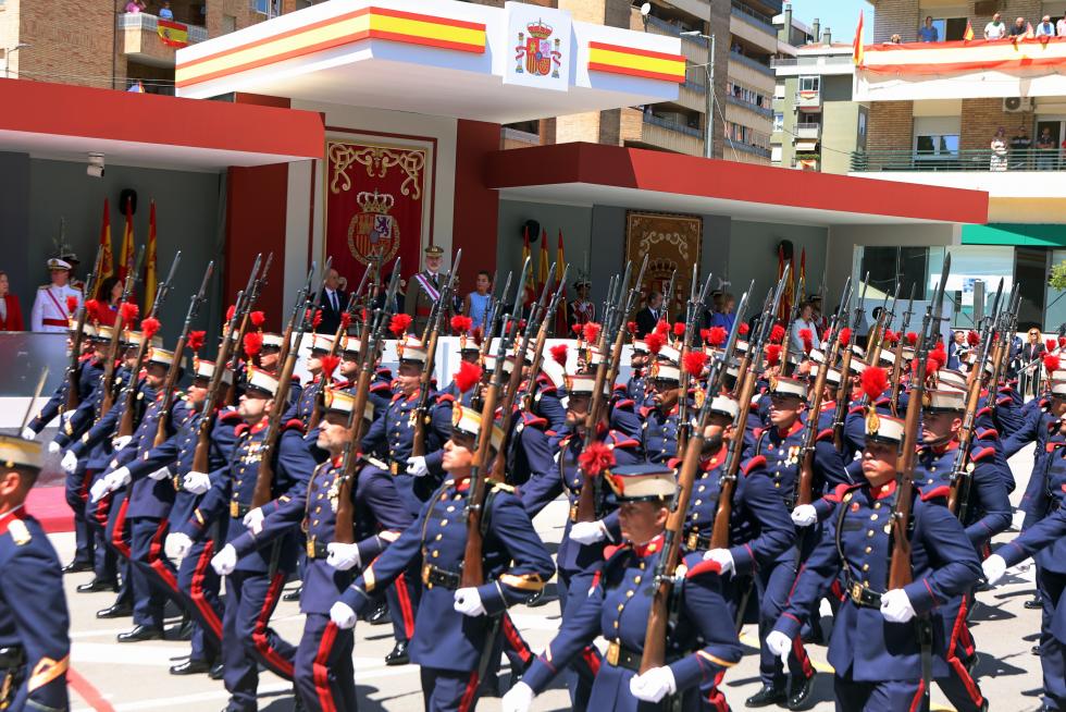 Las distintas unidades han marcado el paso por la avenida de Juan XXIII de Huesca.