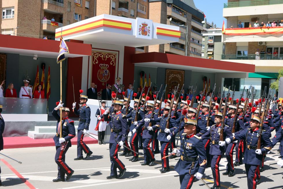 Las distintas unidades han marcado el paso por la avenida de Juan XXIII de Huesca.