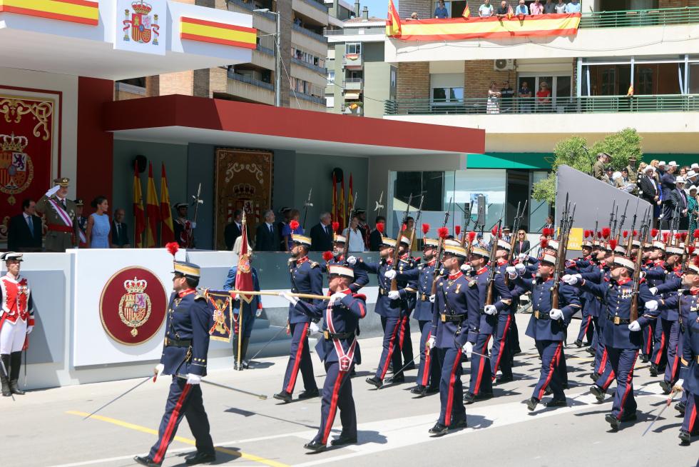 Las distintas unidades han marcado el paso por la avenida de Juan XXIII de Huesca.