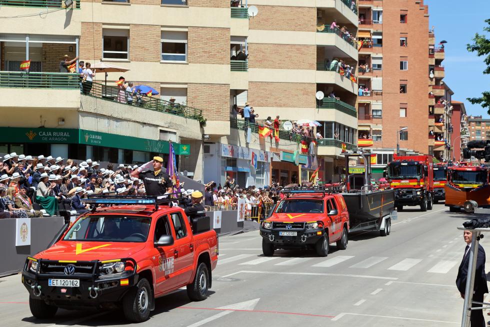Las distintas unidades han marcado el paso por la avenida de Juan XXIII de Huesca.