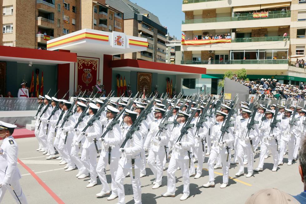 Las distintas unidades han marcado el paso por la avenida de Juan XXIII de Huesca.