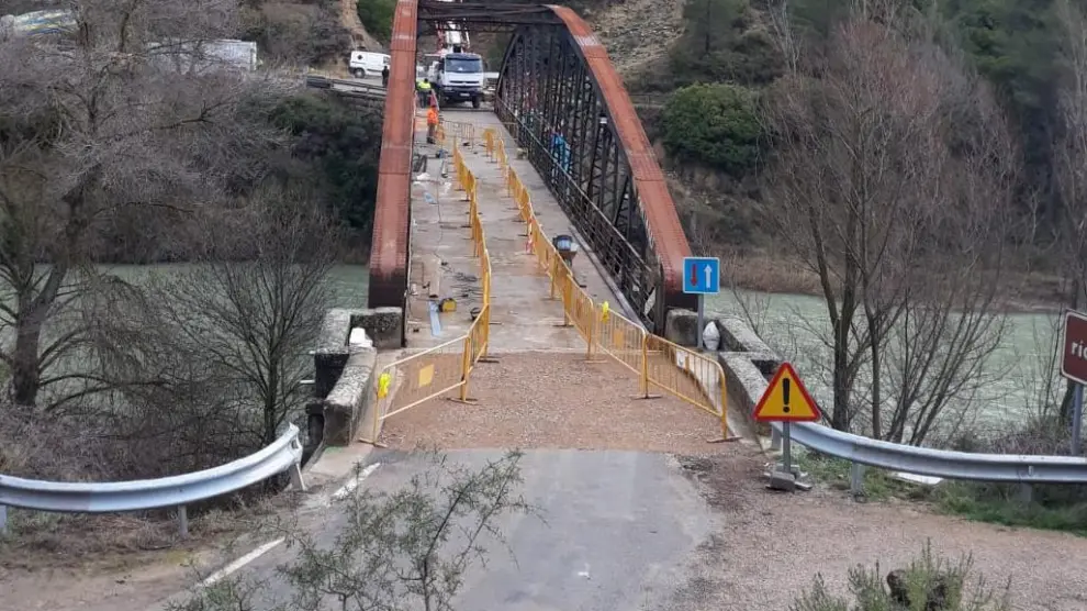 Obras en el Puente de Santa Eulalia de Gállego esta semana.