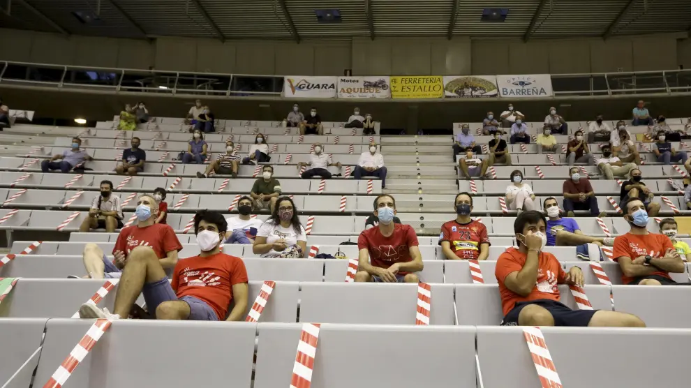 Público con mascarillas y distancia de seguridad en el Palacio de los Deportes para ver un partido del Bada