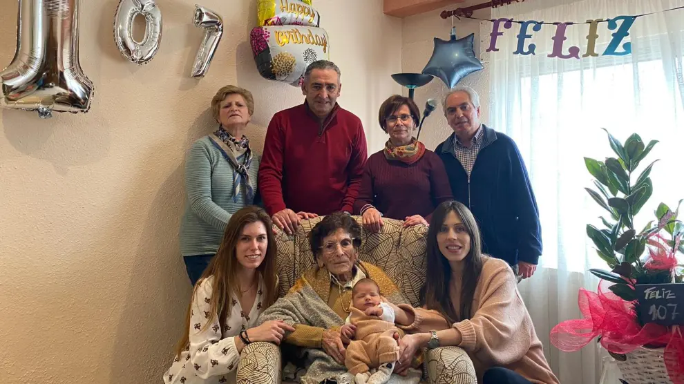Generosa junto a su familia el día de su 107 cumpleaños