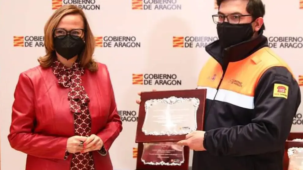 Mayte Pérez entregó el reconocimiento a la Agrupación de Voluntarios del Cinca Medio, que recogió Carlos Forniés.