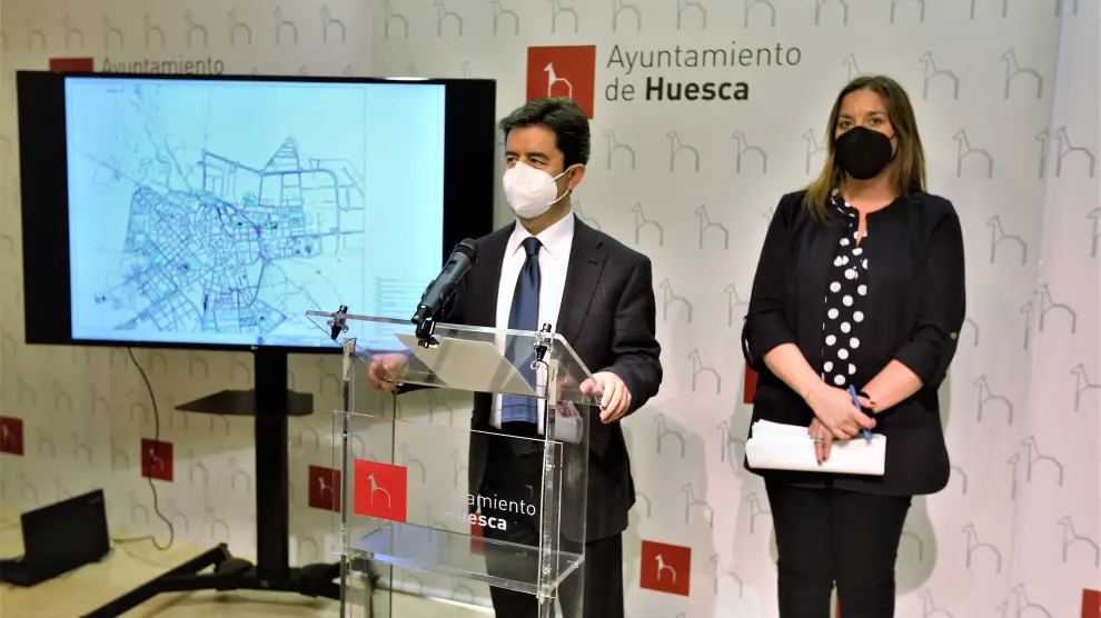 Luis Felipe, alcalde de Huesca, junto a la concejal de Urbanismo, María Rodrigo, en la presentación del plan.