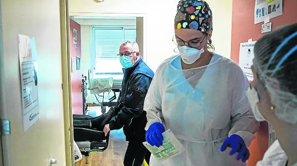 Una enfermera se prepara antes de asistir a un enfermo con covid en la ciudad francesa de Neuilly-sur-Seine.