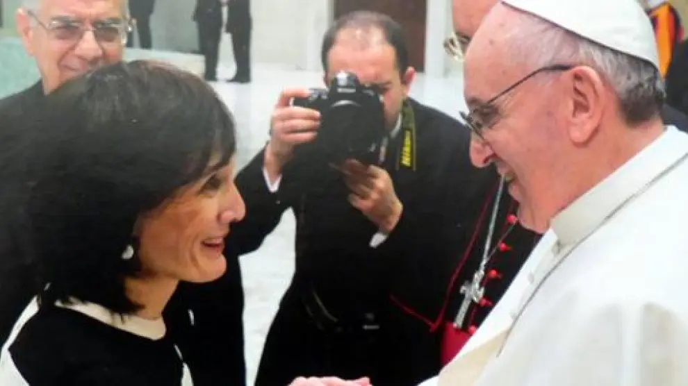 La pregonera de la Semana Santa de este año 2021, Cristina del Olmo, junto al papa Francisco.