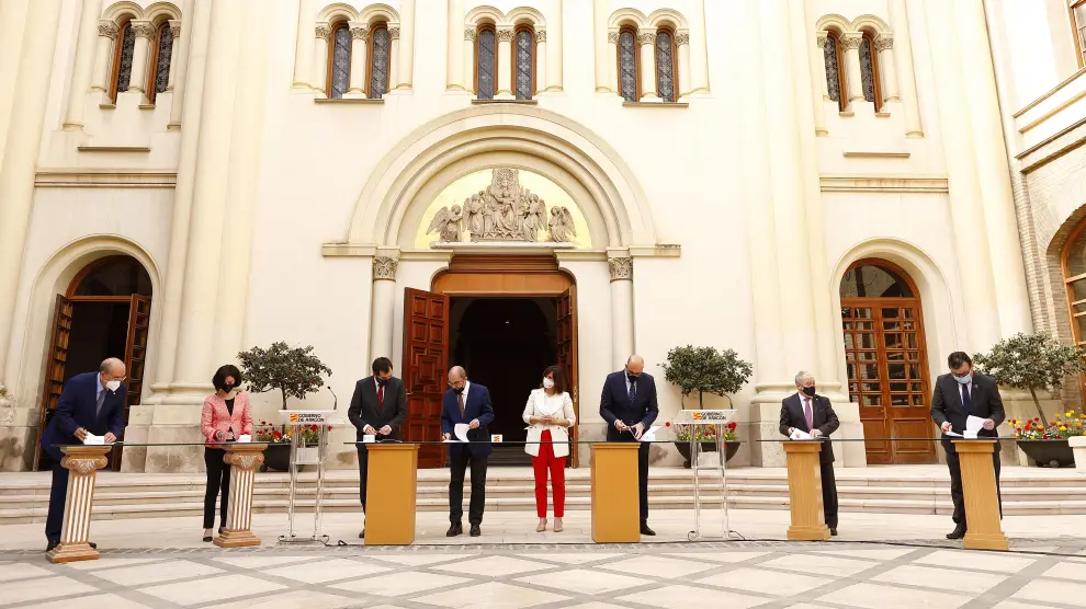 El Presidente de Aragón, Javier Lambán, acompañado por la directora de Turismo, Elena Allué, firma el acuerdo con el sector de la hostelería.