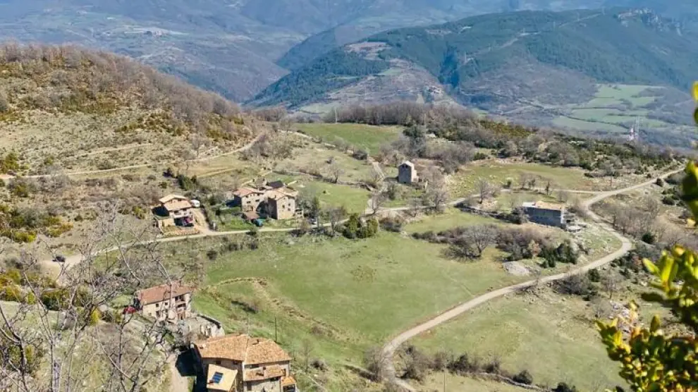Buira es un núcleo de Bonansa, en la Comarca de La Ribagorza, donde todas sus casas están rehabilitadas y son residencia habitual, excepto una. Entre ellas, está Ca del Roi, una casa de turismo rural