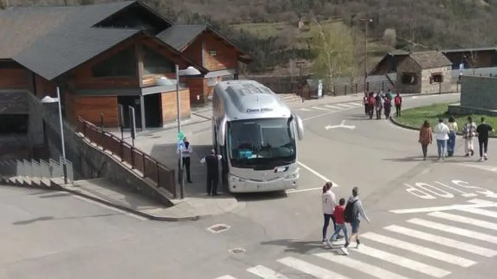 Uno de los autobuses para acceder a la pradera de Ordesa desde Torla, ayer en el Centro de Visitantes.