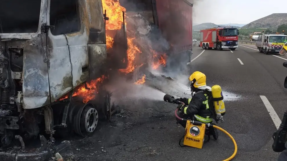 Los bomberos del SPEIS intervienen para sofocar las llamas