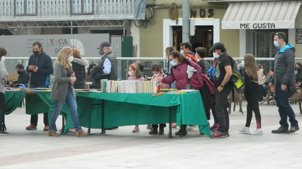 Mercado literario montado en la plaza Biscós de Jaca.