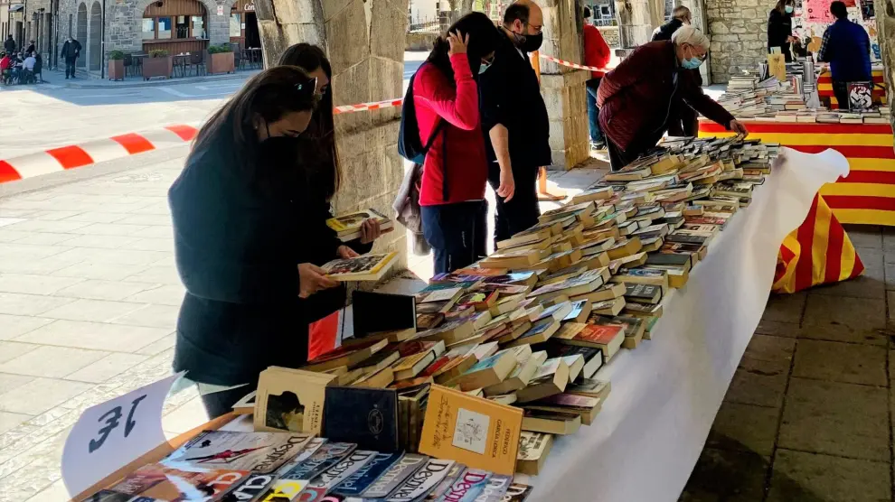 Mercadillo solidario y venta de libros en Biescas.