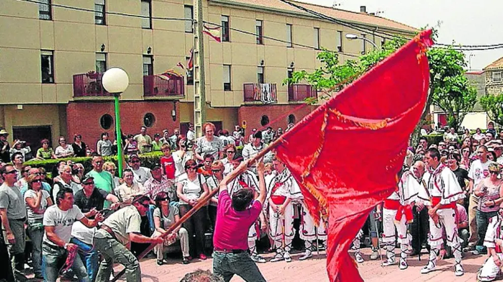 Saludo de la bandera, en Tardienta, que celebra sus fiesta en honor a Santa Quiteria.