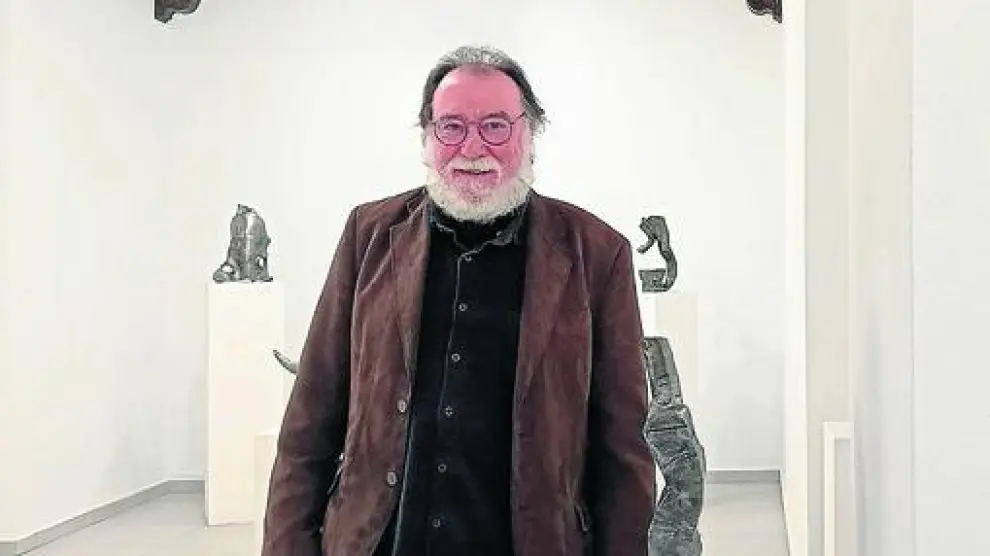 Francisco Gracia, en la sala de arte granadina, con la exposición ya montada.