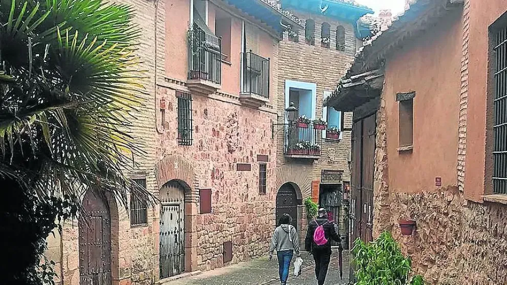 Turistas en una calle de Alquézar durante la jornada de este domingo.