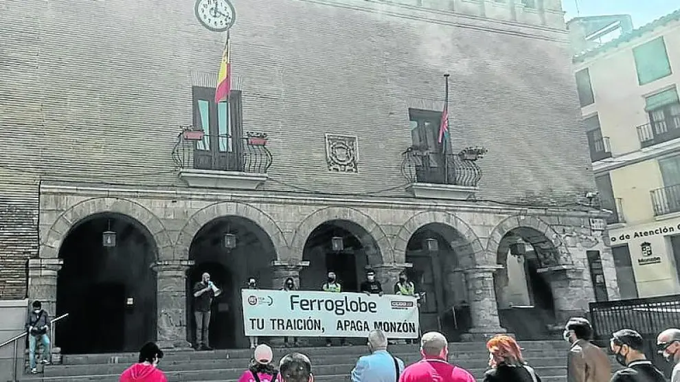 Participantes en la concentración de Ferroatlántica este sábado, en la plaza Mayor de Monzón