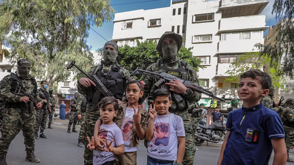 Niños de Gaza se fotografían con los soldados.