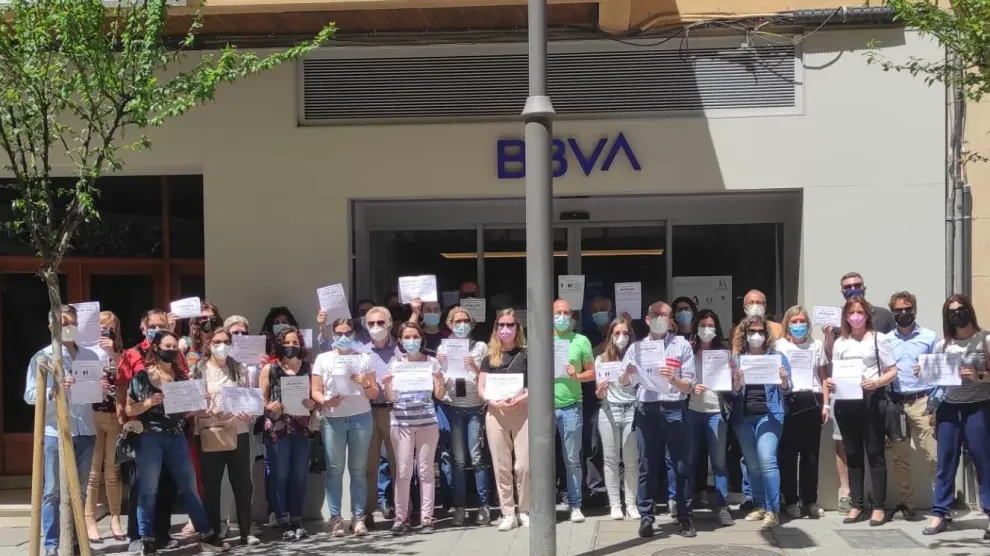 Trabajadores de la entidad situada en la calle Zaragoza durante la jornada de huelga