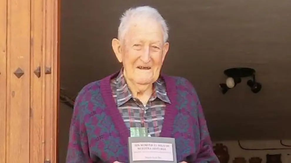 Martín Arnal, con su tercer libro, en su casa de Angüés.