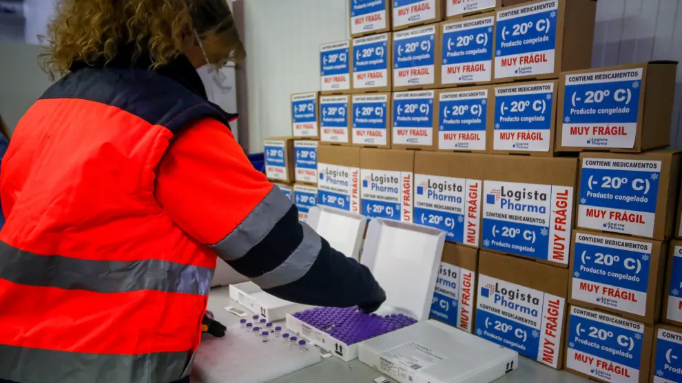 Una trabajadora coloca cajas con vacunas en el centro logístico Pharma de Leganés.