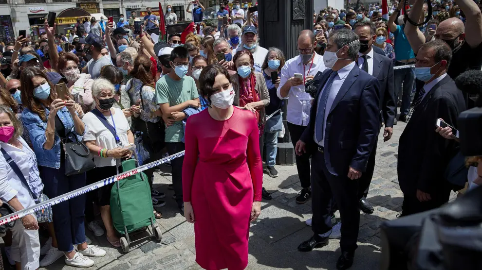 Isabel Díaz Ayuso saludó a sus fans a su salida del acto de toma de su posesión.
