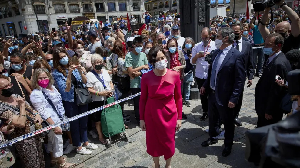 Isabel Díaz Ayuso saludó a sus fans a su salida del acto de toma de su posesión.