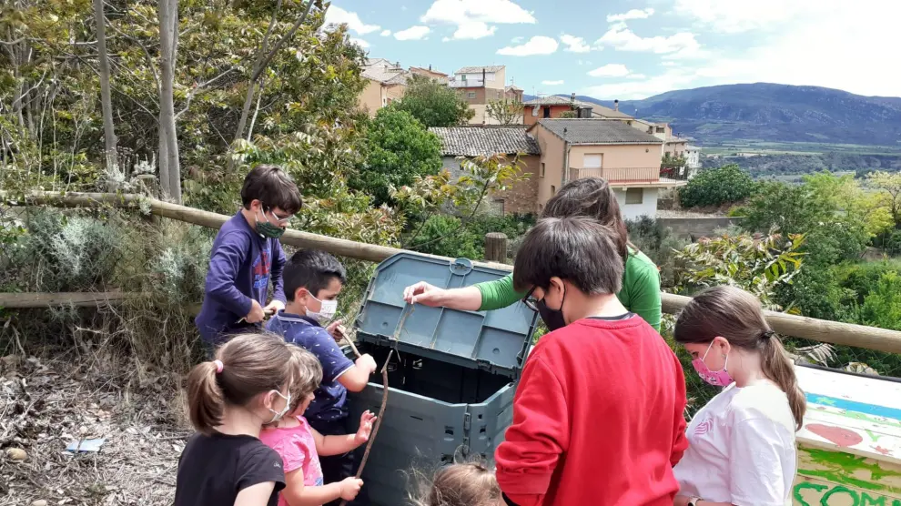 Los escolares están totalmente implicados en el compostaje