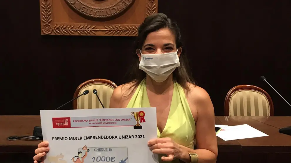 Raquel Pérez Ordás muestra el diploma que la acredita como ganadora.
