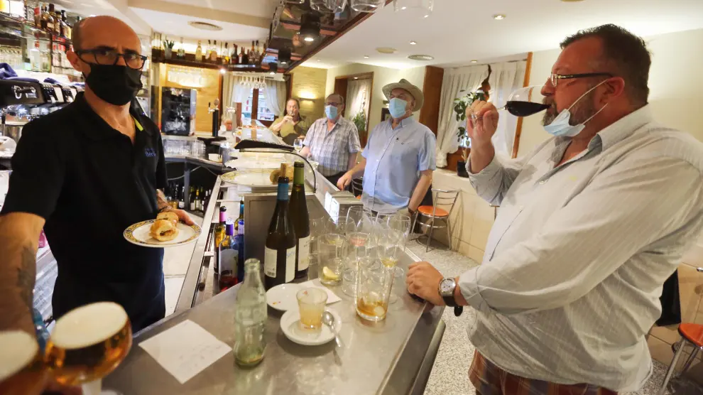 Clientes este viernes en la barra de un bar en el centro de Huesca, servicio que los bares han recuperado con la fase 1.