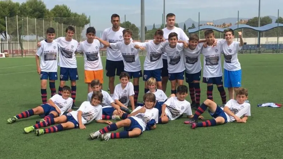 El equipo alevín F-11 del Huesca, ayer, celebrando el ascenso a la primera categoría.