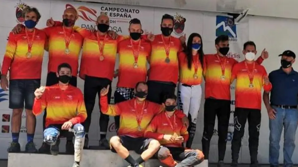 Podio con los campeones de España de descenso en sus distintas categorías.