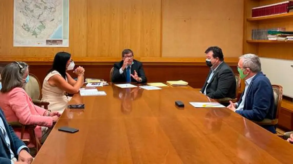 Reunión de la FAMCP con el vicepresidente del Gobierno de Aragón, Arturo Aliaga.