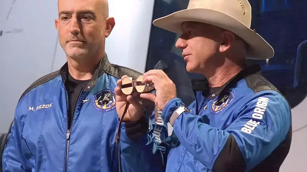 Launch Site One (United States), 20/07/2021.- A frame grab from a Blue Origin handout video showing Jeff Bezos (R) and Mark Bezos during a press conference after Blue Origin New Shepard made a trip to space following lift off from Launch Site One, Texas, USA, 20 July 2021. (Estados Unidos) EFE/EPA/BLUE ORIGIN / HANDOUT HANDOUT EDITORIAL USE ONLY/NO SALES Jeff Bezos and New Shepard launch
