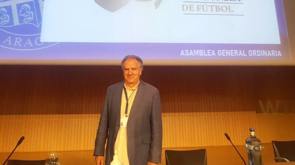 Óscar Fle, en la reciente asamblea, con un logotipo del centenario de la Federación Aragonesa.
