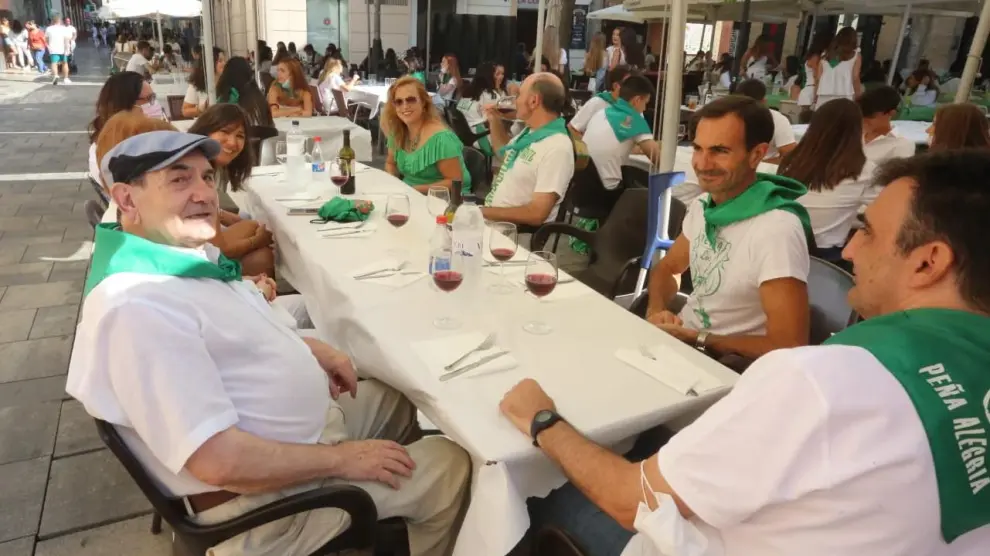 Uno de los grupos que se han dado cita para almorzar en la plaza Alfonso el Batallador