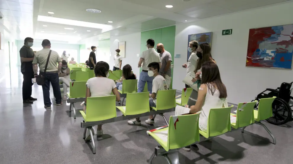 Adolescentes en el Centro de Salud de Los Olivos, en Huesca ciudad, donde se les ha puesto la vacuna contra la covid.