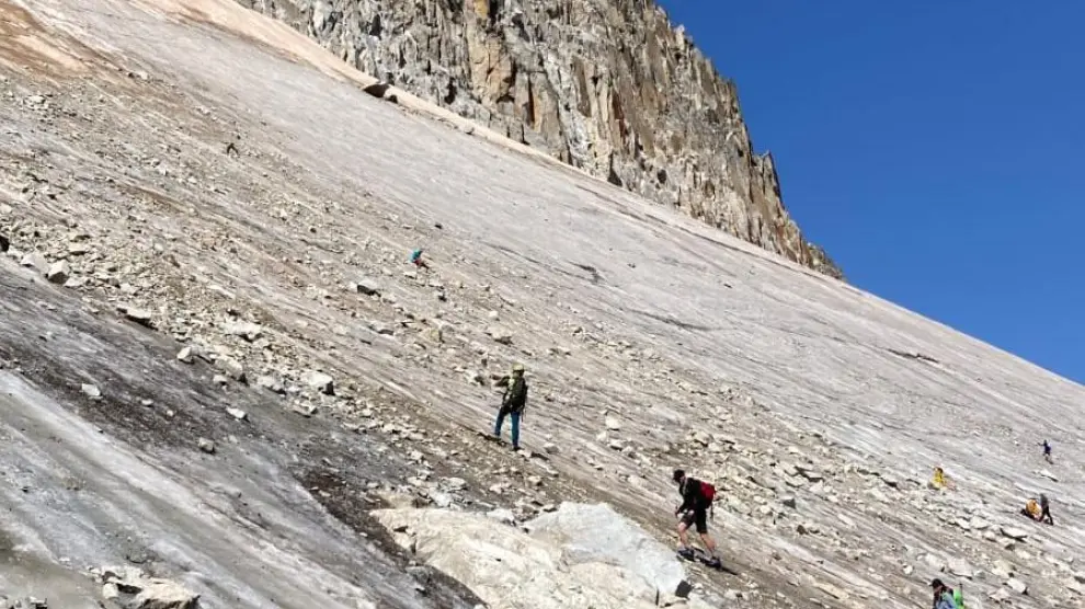 Montañistas en el glaciar durante el ascenso al Aneto.