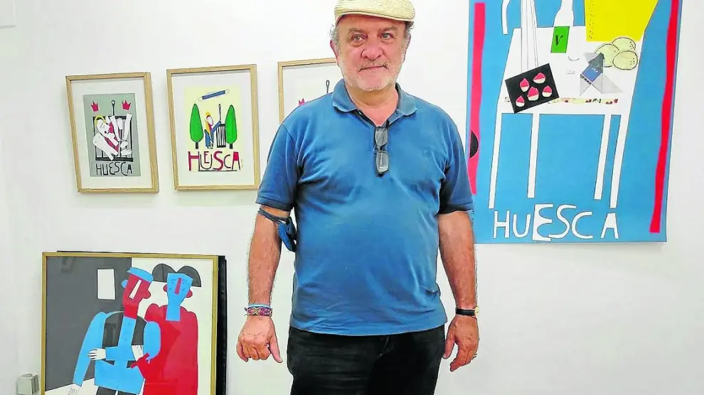 Antonio Santos ante algunas de sus obras expuestas en La Anónima.