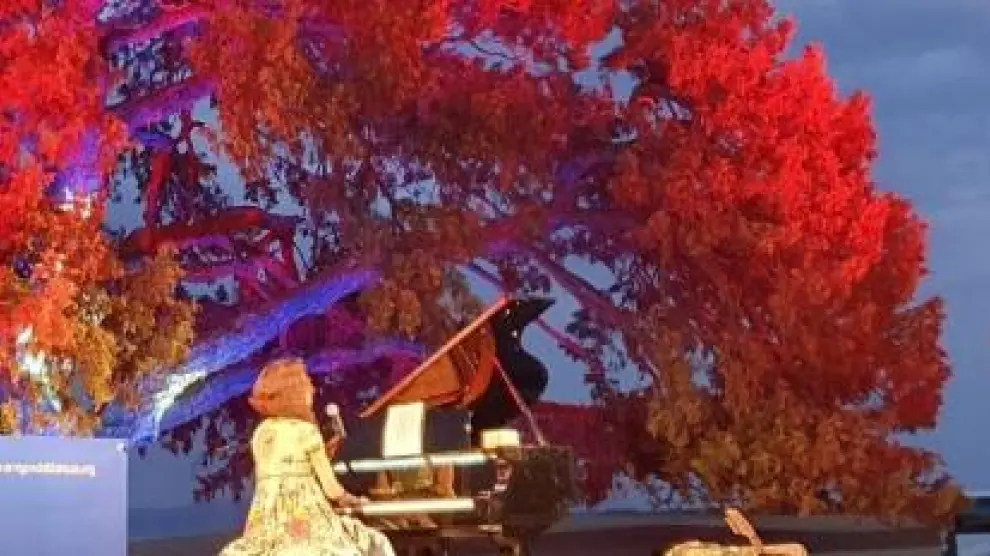 La cantante aragonesa Carmen París,  actuó bajo el árbol milenario durante la inauguración de la candidatura
