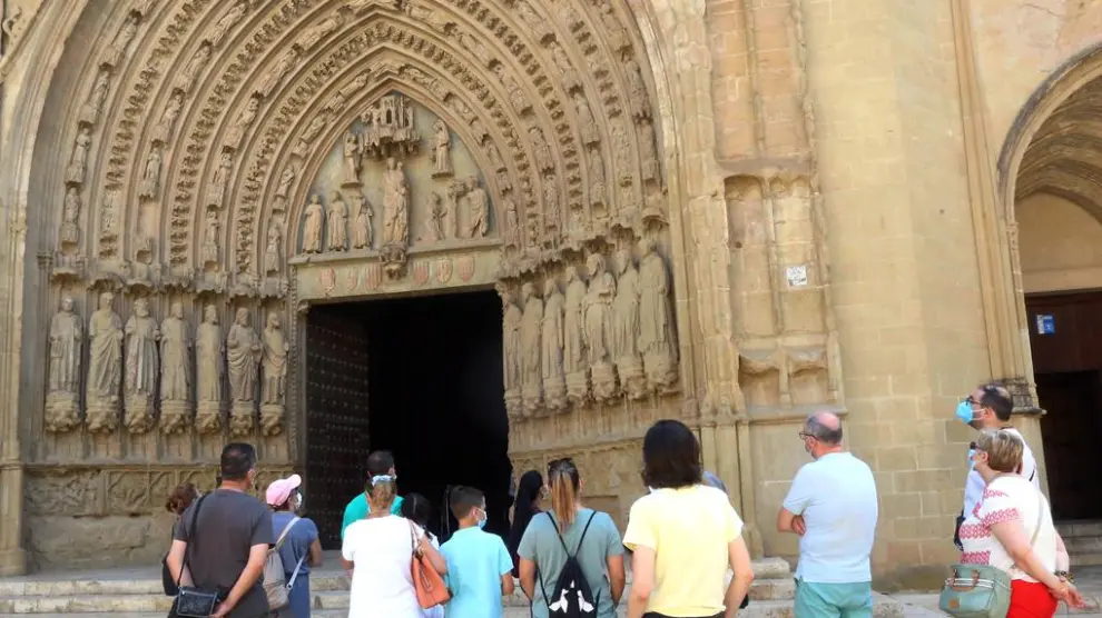 Turistas en la Catedral de Huesca