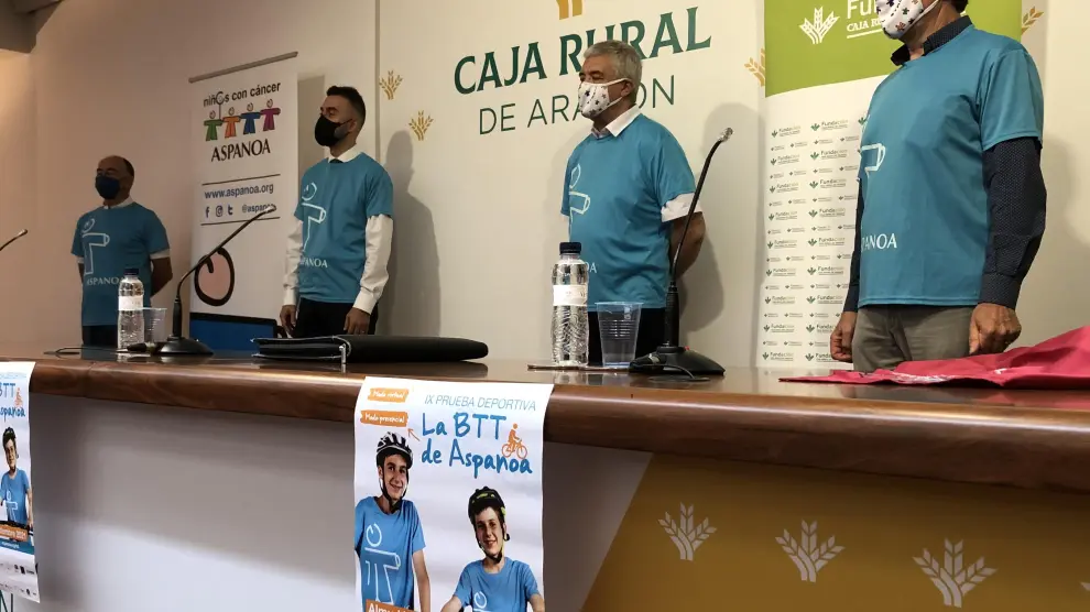 Juan Carlos Acín, gerente de Aspanoa, Carlos Arnal, director de Caja Rural en Almudévar, Antonio Justes, director de la prueba, y el alcalde del municipio Antonio Lalbarta.
