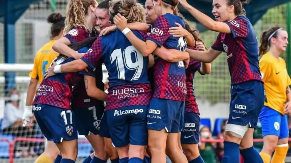 El Huesca femenino celebra uno de los goles de la primera victoria de la temporada.