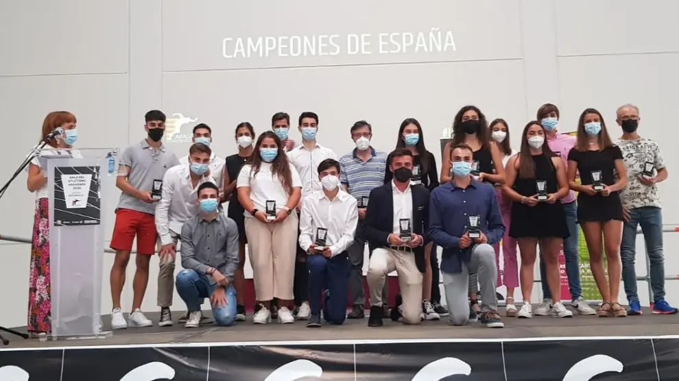 Foto de familia de los diferentes campeones de España de 2020 en la Gala del Atletismo Aragonés.