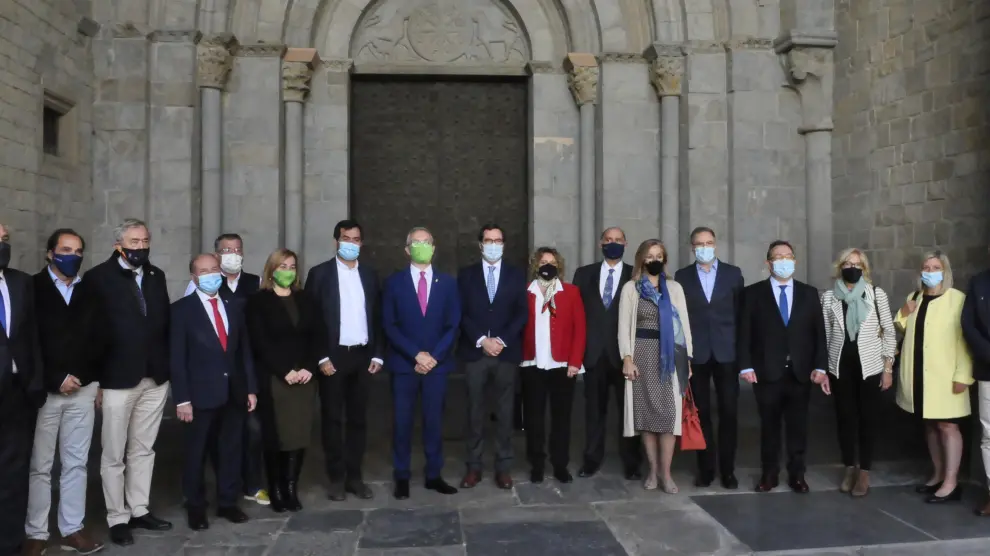 Foto de familia de las autoridades económicas y políticas a la entrada de la Catedral de Jaca.